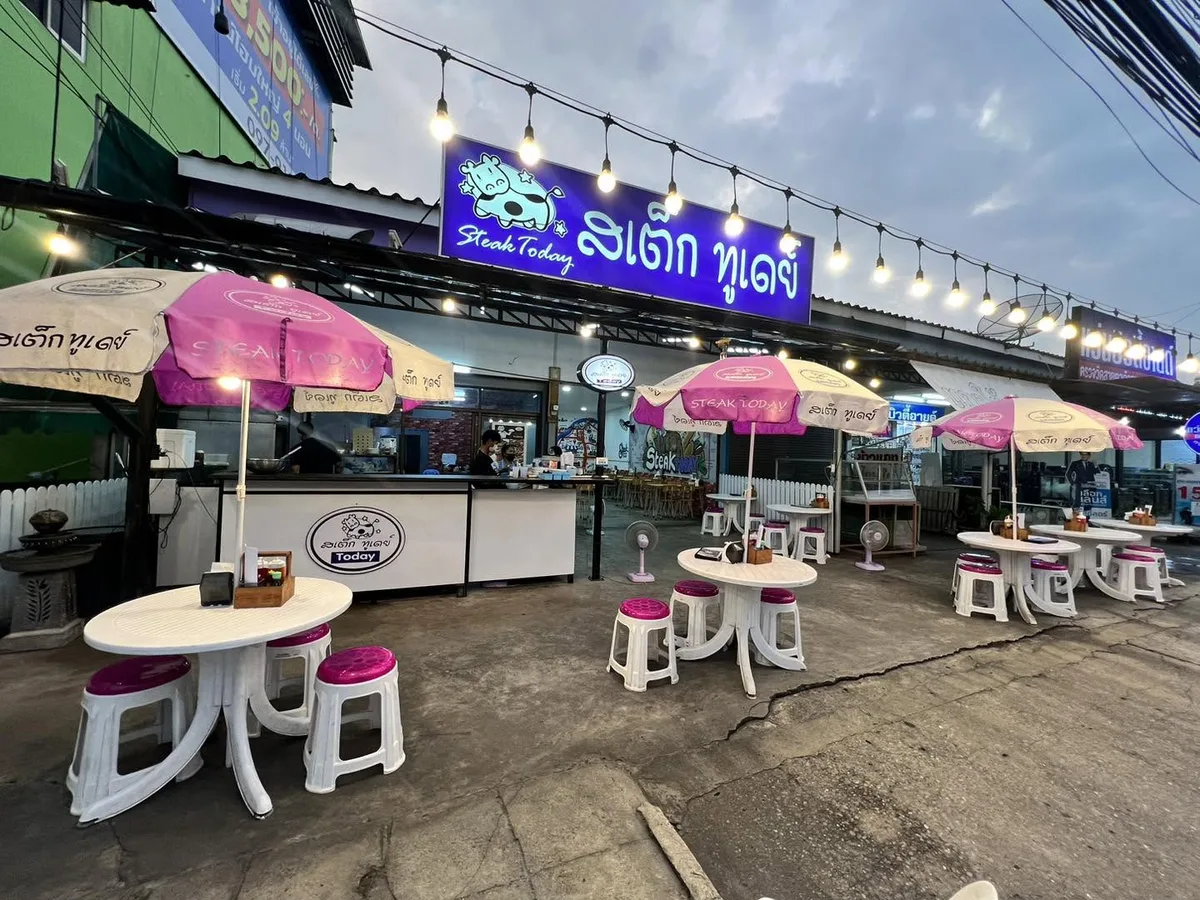 บรรยากาศร้าน Steak Today — บรรยากาศหน้าร้านยามเย็น